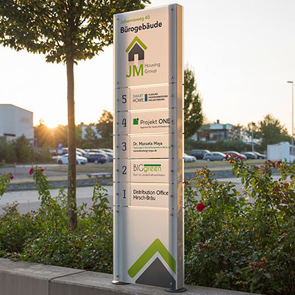 Firmenschild im Außenbereich Firmenschild im Außenbereich
